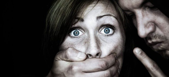 El Tribunal Supremo advierte del poder del “silencio cómplice” del entorno de la víctima