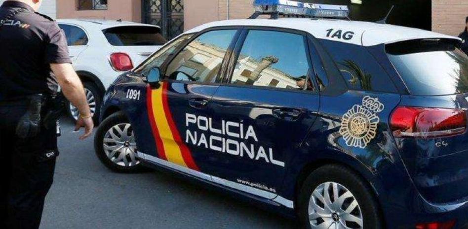 Absuelto por exhibir una placa simulada de la Policía Nacional · Noticias  Jurídicas